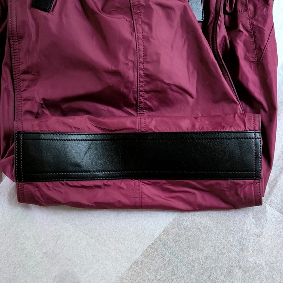 Burberry Buckleigh nylon tote bag with leather trim in dark red - Picture 9 of 15